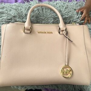 Gently used light pink micheal kors purse